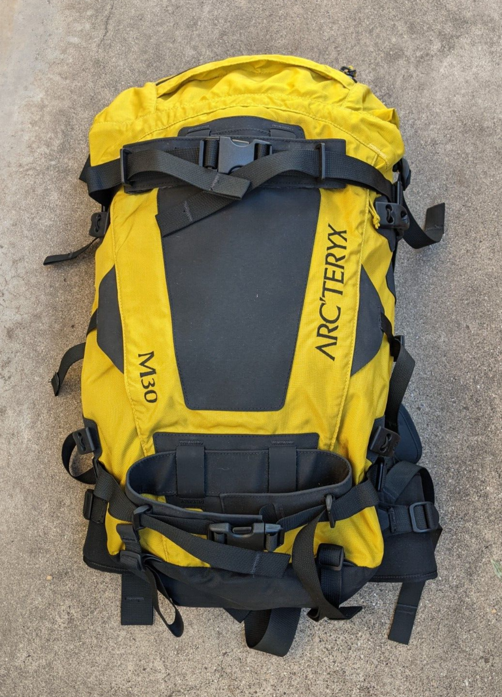 Arc'teryx M30 30L Backpack Black Yellow Snowboard Skiing Arc'teryx M30 30L Backpack Black Yellow Snowboard Skiing