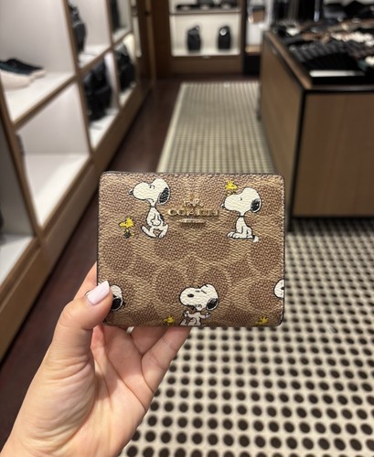 【COACH X PEANUTS】エッセンシャルビルフォールド W・NPプリント COACH® | Coach X Peanuts Essential Billfold Wallet With