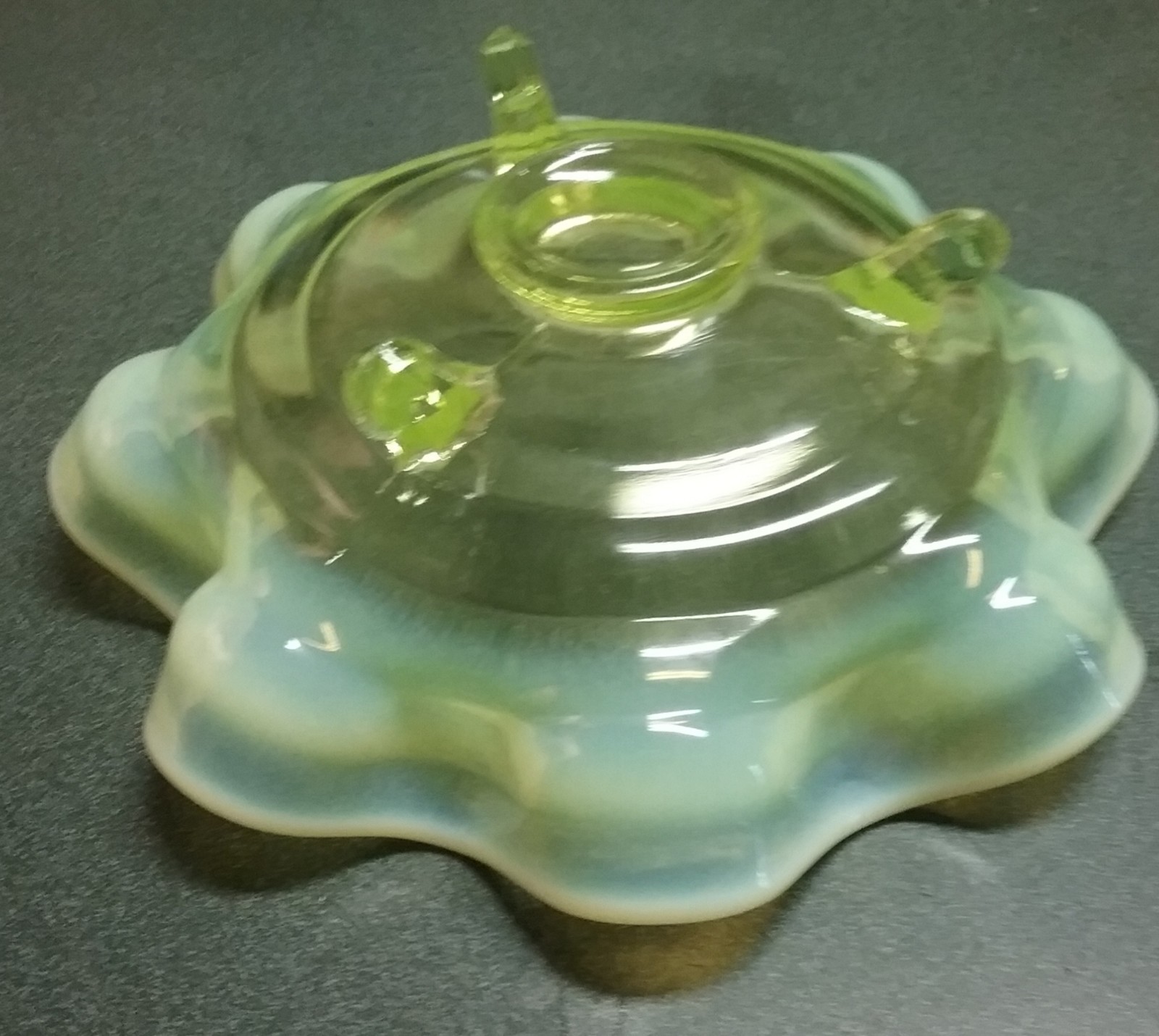 rVINTAGE GREEN VASELINE GLASS FOOTED DISH BOWL