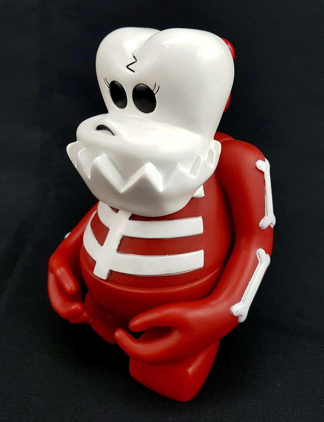 BXH Bounty Hunter Skull Ko Kun Chang Red Vinyl Figure Art BXH Bounty Hunter Skull Ko Kun Chang Red Vinyl Figure Art