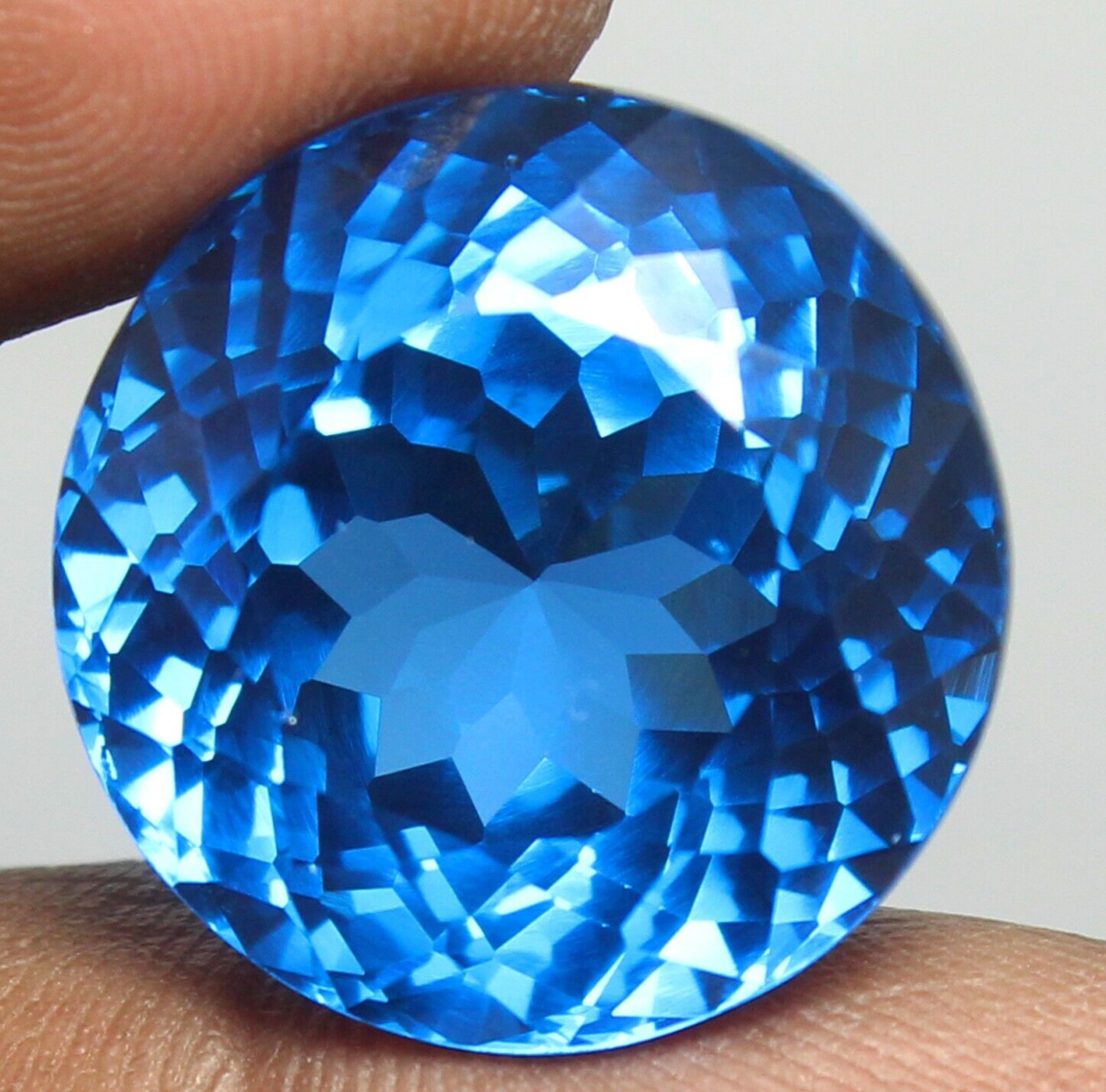 #『Southern blue 』　カノコダカラ貝 Natural 38.40 Ct Ceylon Blue Serendibite Certified 18x18 mm