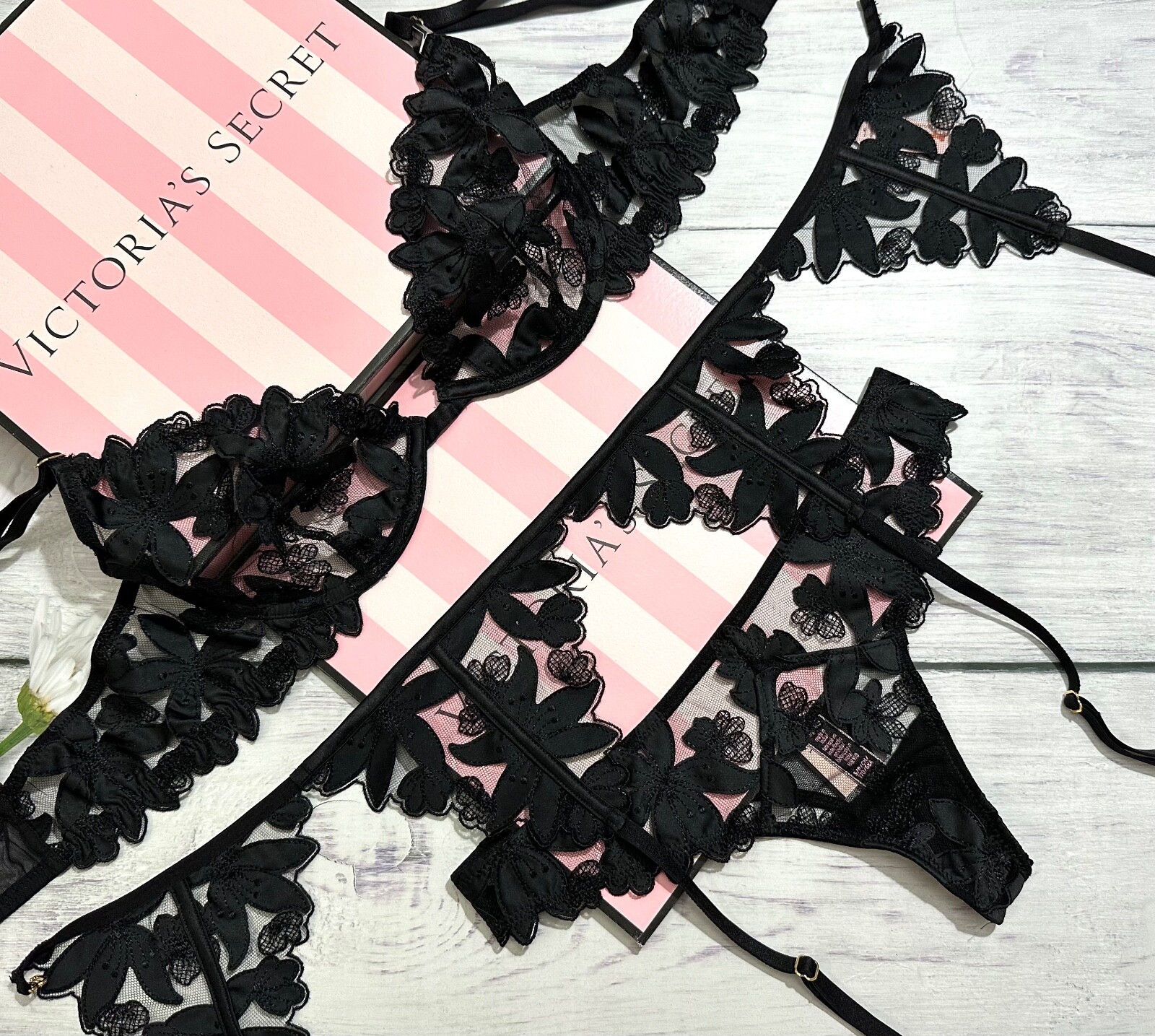 

Victorias Secret LUXE Деми-бюстгальтер с вышивкой без подкладки, стринги с подвязками, 3 шт., черный