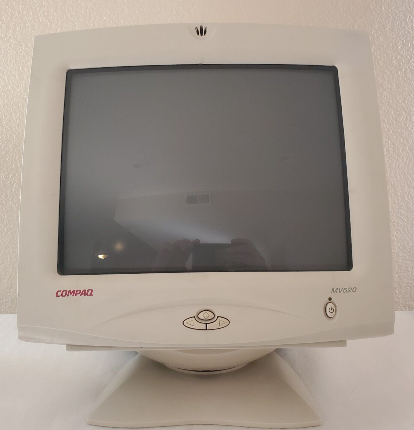COMPAQ PRESARIO MV520 Desktop COLOR Monitor 14”. CO1015U