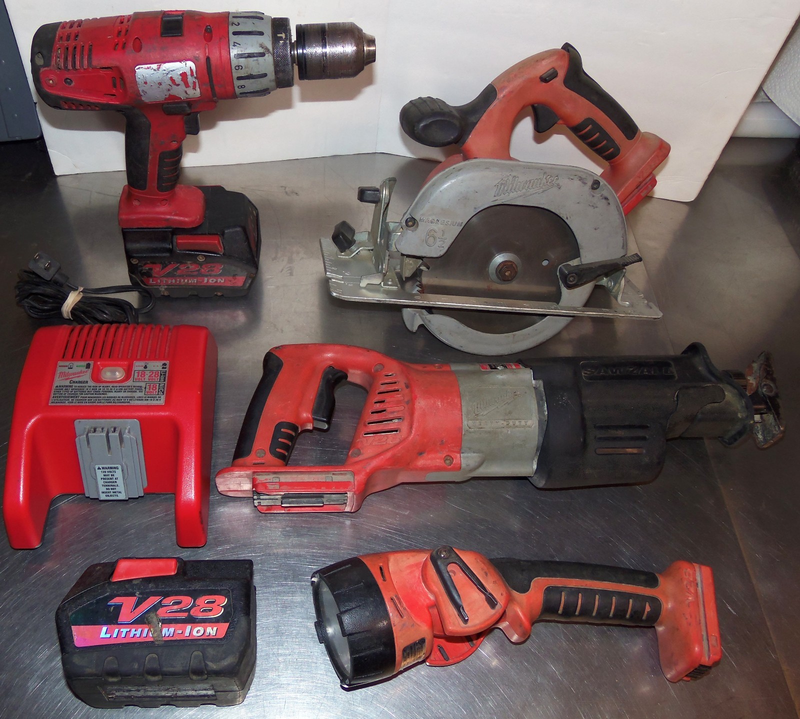 Milwaukee 28V Set Sawzall, Circular Saw, Drill, Flash Light, Battery Charger Kit