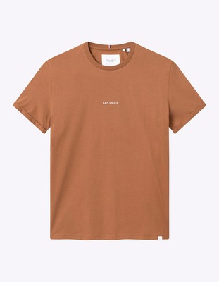 

Футболка Les Deux Lens SS Lifestyle Мужская жженая глина/слоновая кость, Коричневый, Les Deux Lens SS Lifestyle T-Shirt