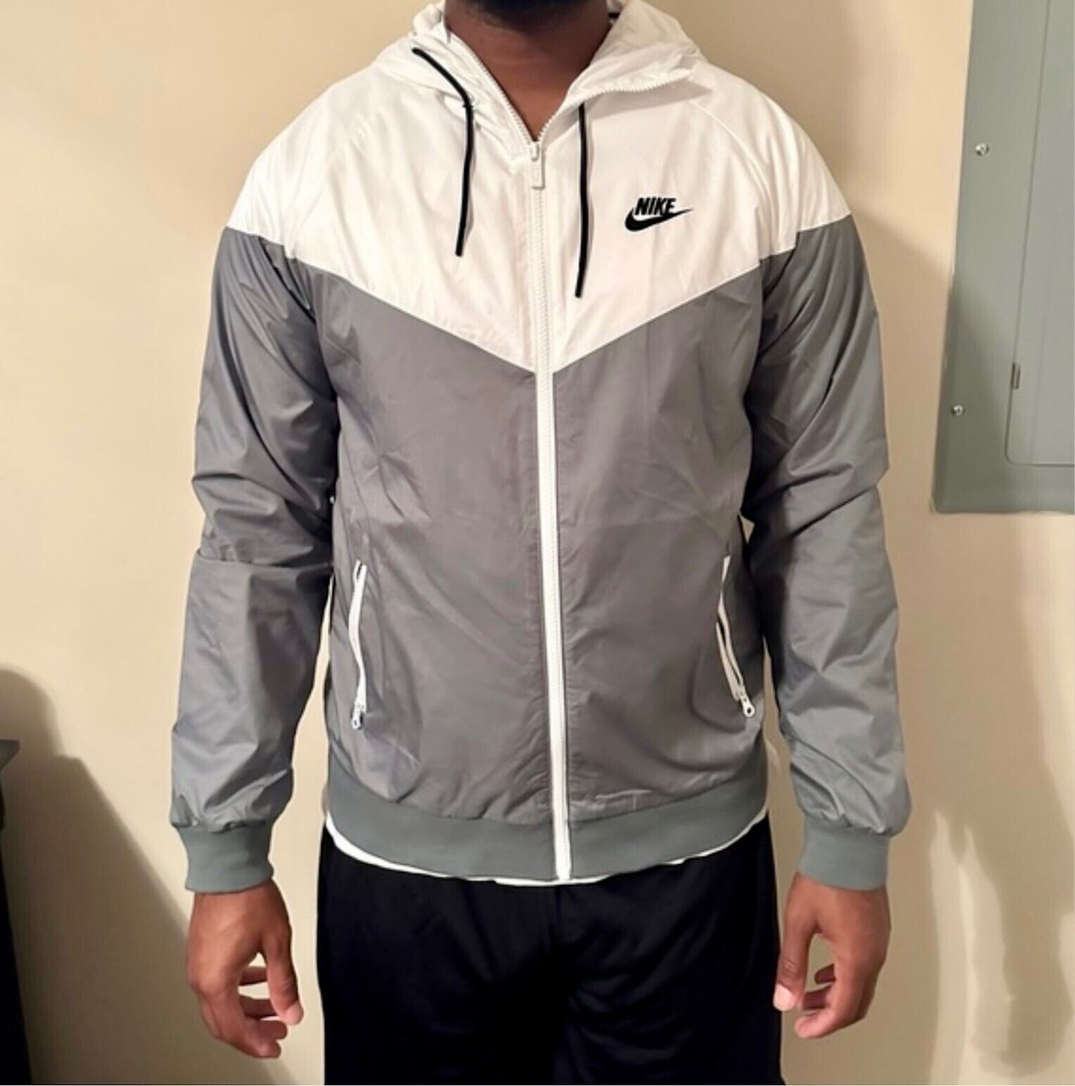 Nike Sportswear Windrunner Windbreaker Jacket Gray White Nylon Soft Glanz Medium Nike Sportswear Windrunner Windbreaker Jacket Gray White Nylon Soft Glanz Medium