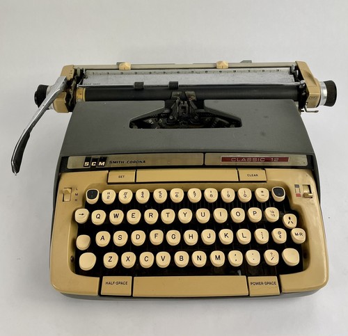 アンティーク雑貨 SMITH-CORONA CLASSIC 12 Typewriter Circa 1967 Smith Corona Classic 12 Typewriter with Case