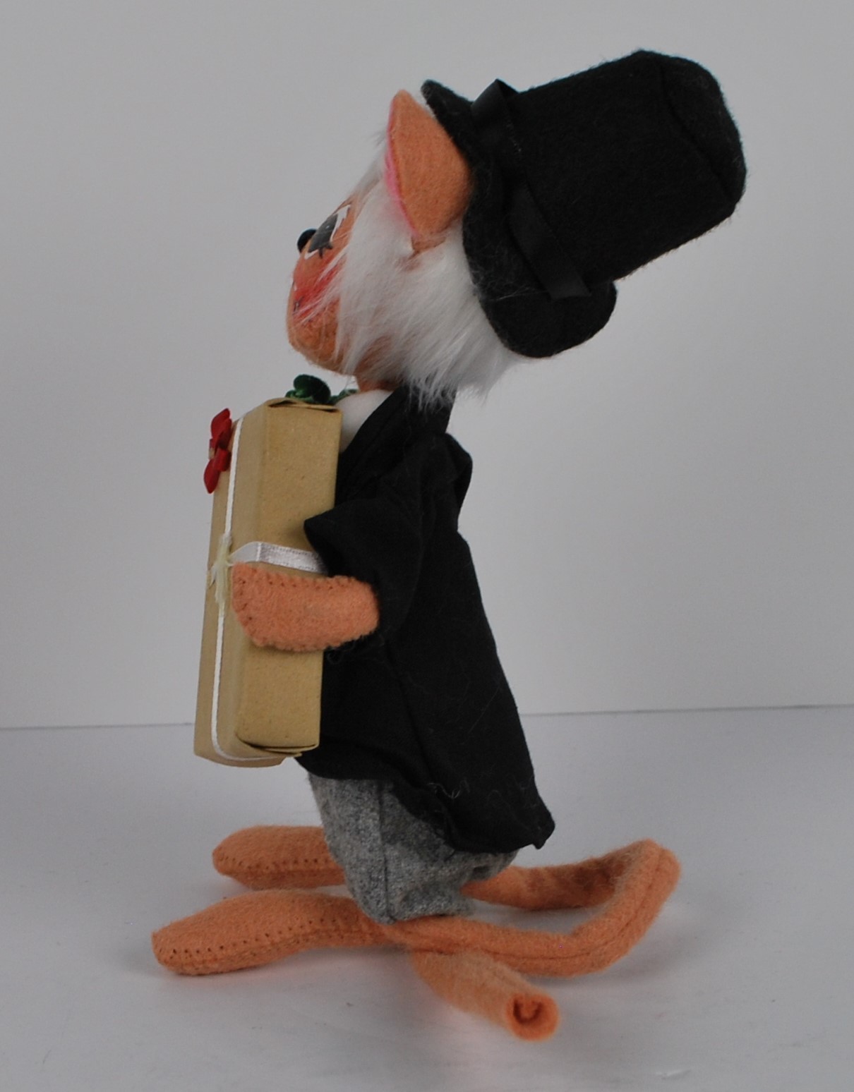 Annalee Mouse Top Hat 2009 Gift in hand Christmas 75th