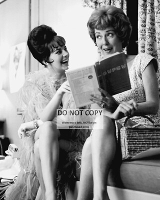 NATALIE WOOD w/ GYPSY ROSE LEE DURING FILMING OF ''GYPSY'' - 8X10 PHOTO (DD-148)