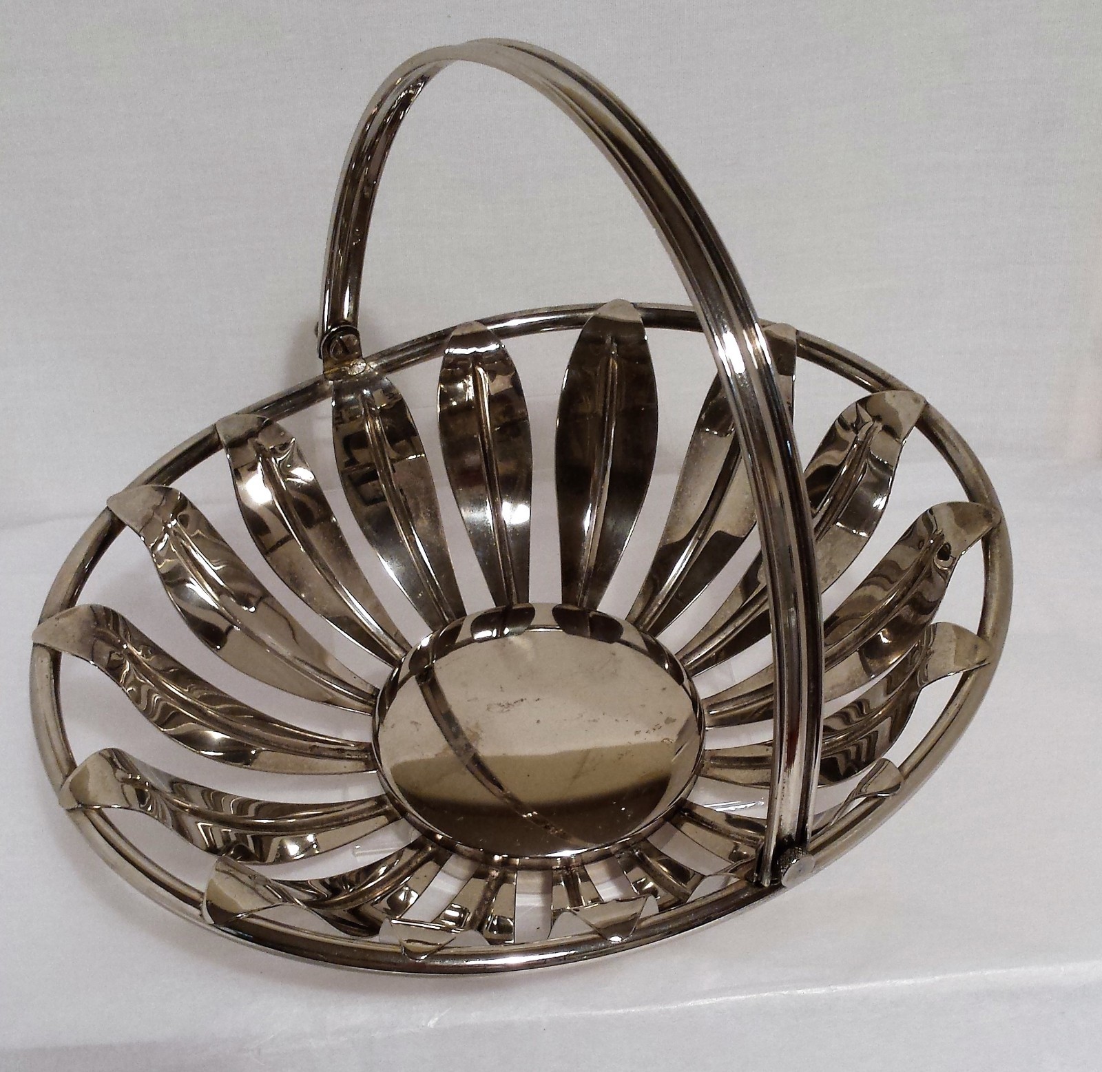 SILVER PLATE BREAD BASKET or BRIDES BOUQUET BASKET W/ HANDLE  PETAL LEAF DESIGN