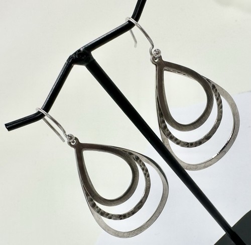 SILPADA W1576 STERLING 925 TEXTURED TRIPLE TEARDROP HOOP