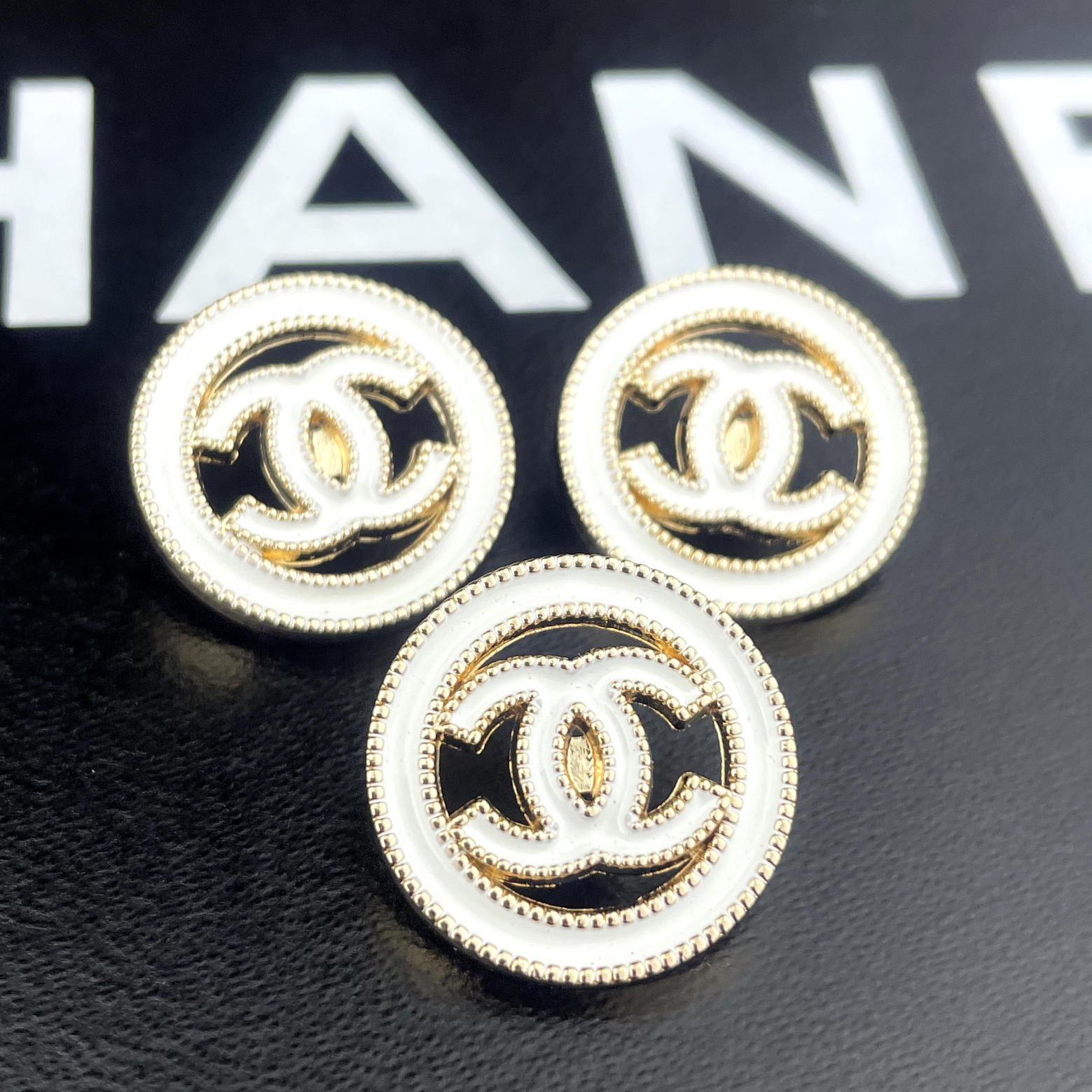 chanel CCロゴ ヴィンテージボタン CHANEL Vintage Buttons set of 2 Charm CC Logo w/Video | eBay