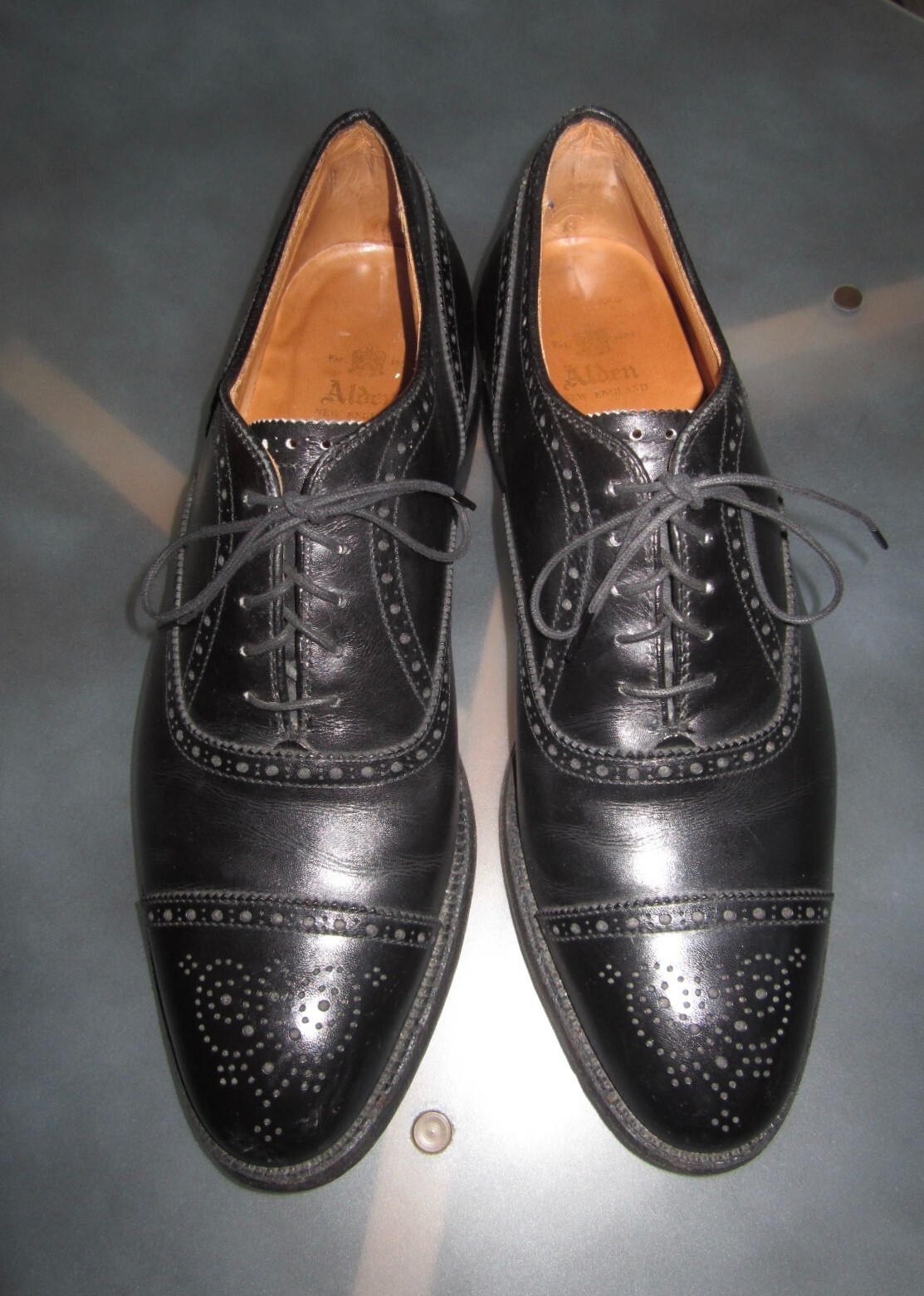 靴 Alden 909 Semibrogtue Medllon Tip 909 Medallion Perf Tip Bal Oxford (Black Calf) – The Alden Shop