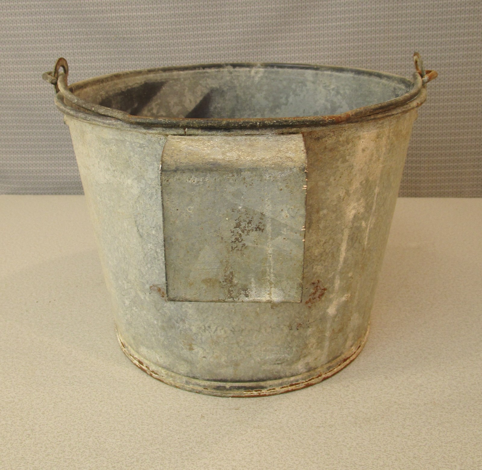 VTG GALVANIZED CALF NURSING MILK BUCKET PAIL 2 gal RUBBER NIPPLE- FENCE BRACKET