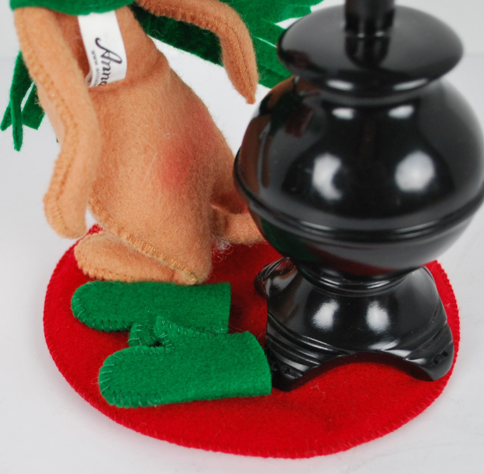 Annalee mouse Pot belly stove Cute stocking hat green scarf 2009