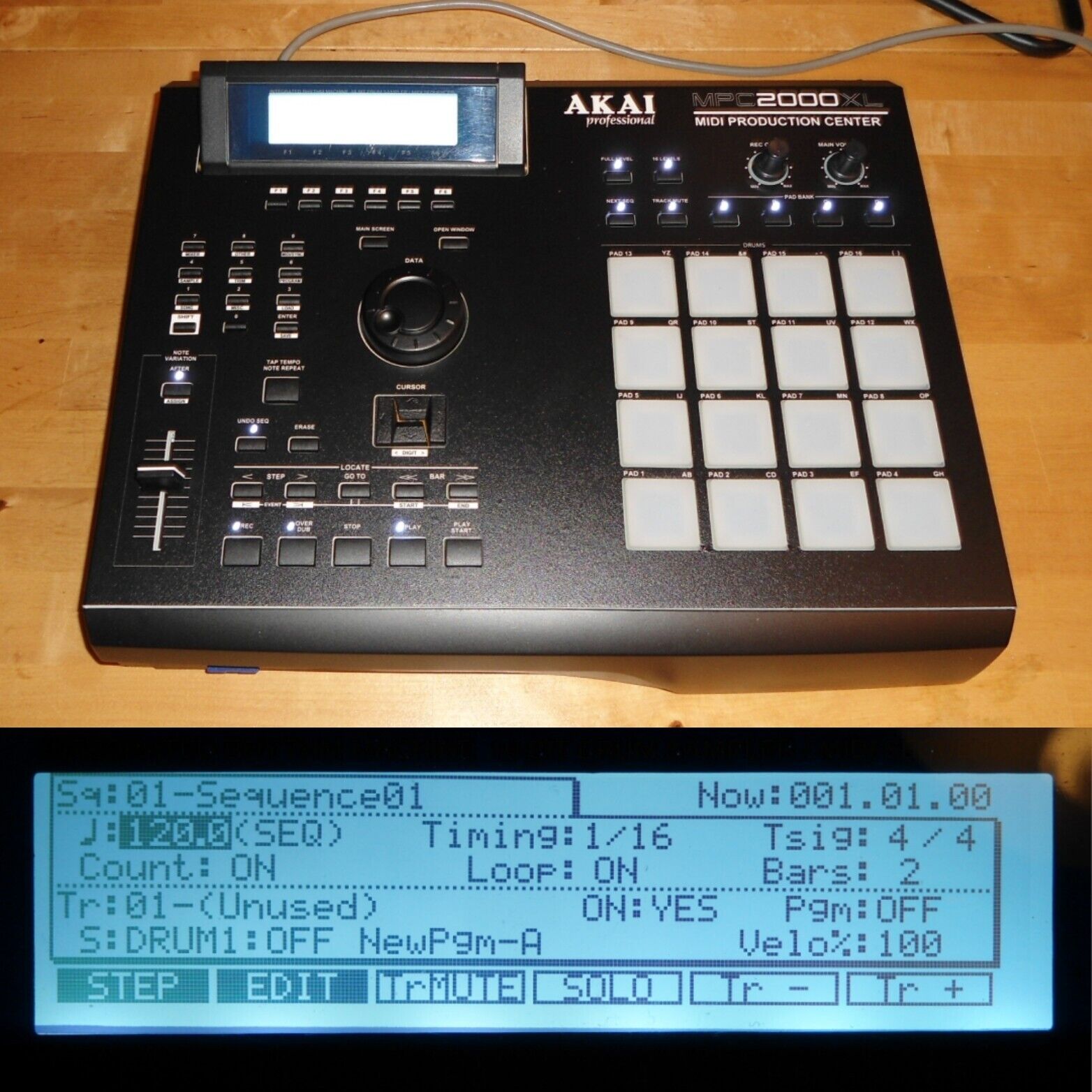 Akai MPC 2000XL Custom Black w/White LEDs & Clear PADs 1GB Akai MPC 2000XL Custom Black w/White LEDs & Clear PADs 1GB