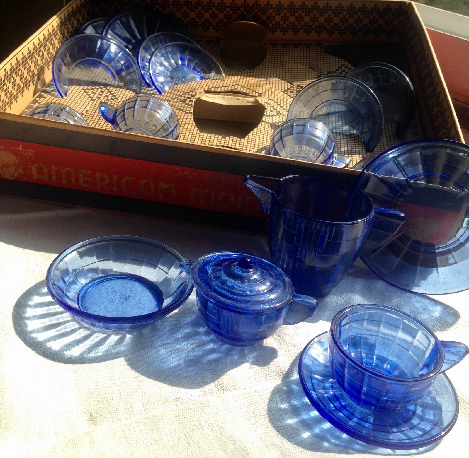 1930 18 PCS ART DECO BLUE GLASS LITTLE AMERICAN MAID TEA SET BOX AKRO AGATE CO