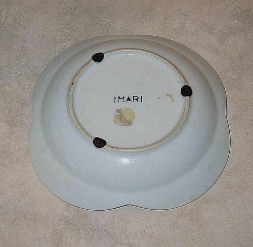 Charming Japanese Imari Porcelain Bowl w/Floral Design & Gold Accents