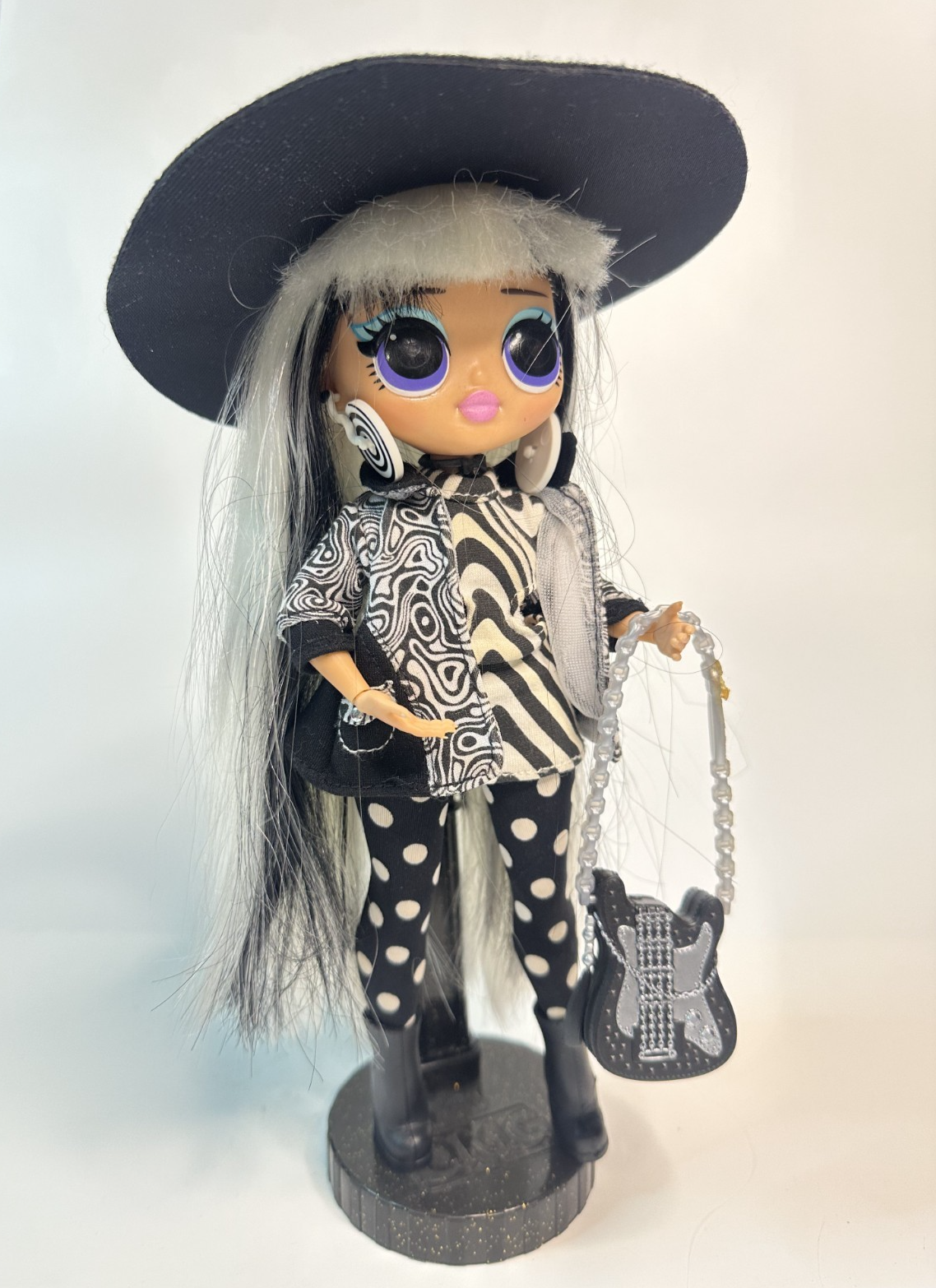 LOL Surprise OMG Remix Groovy Babe Fashion Doll Guitar Bag Hat & Stand MGA 2019