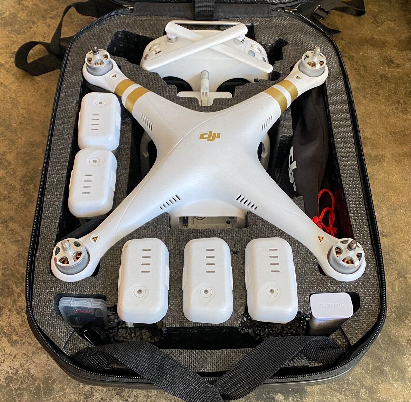 DJI Phantom 3 Professional Drone 4K video + 5 batteries + DJI Phantom 3 Professional Drone 4K video + 5 batteries +