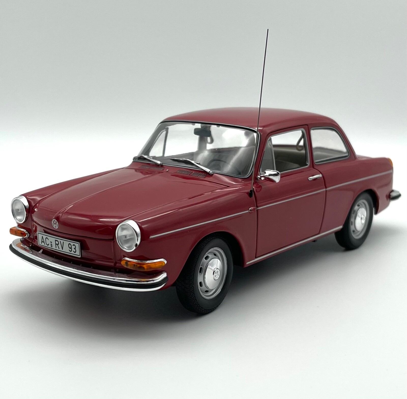 ミニチャンプス 1/18 VolksWagen 1600TL 1970 ブルーメタリック