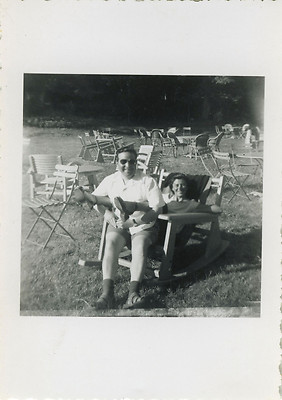 PHOTO ANCIENNE - VINTAGE SNAPSHOT - COUPLE AMOUREUX CHAISE BLAGUE DRÔLE - FUNNY
