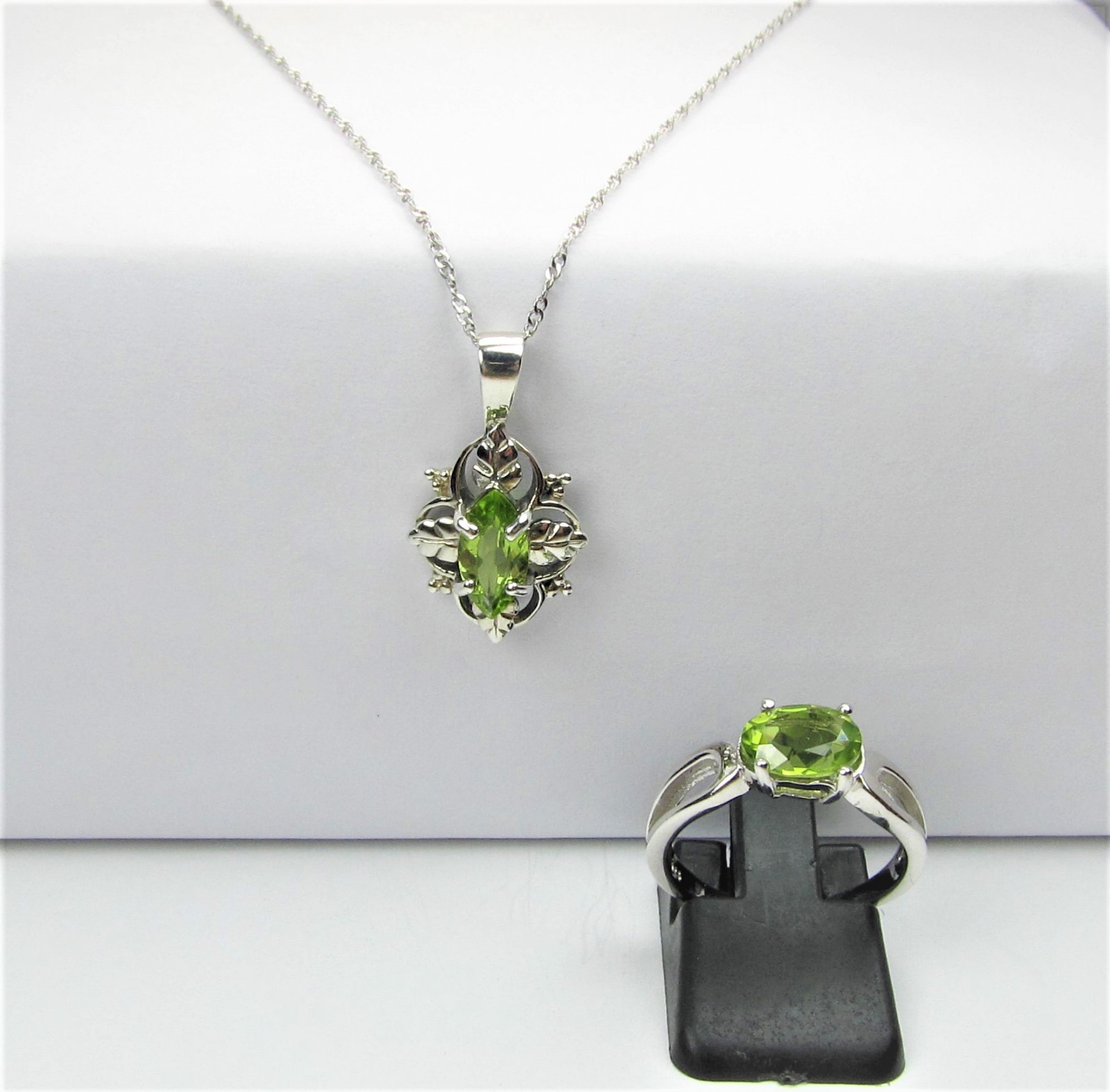 Natural 925 Sterling Silver Oval Shape Peridot Ring & Leaf Pendant