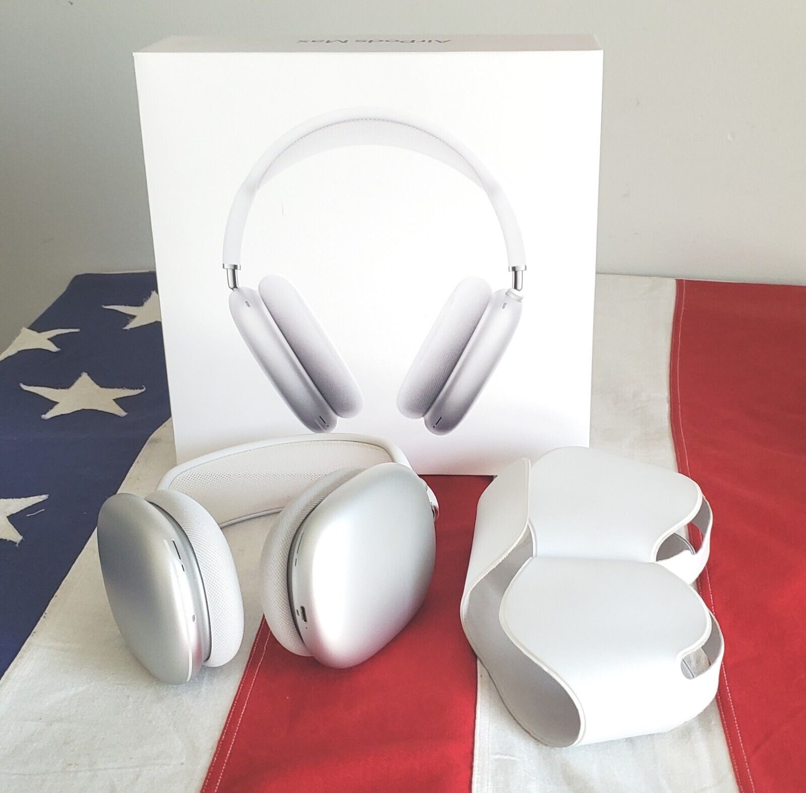 Apple AirPods Max Wireless Over-Ear Headphones. Active Noise Cancelling - Silver Apple AirPods Max Wireless Over-Ear Headphones. Active Noise Cancelling - Silver