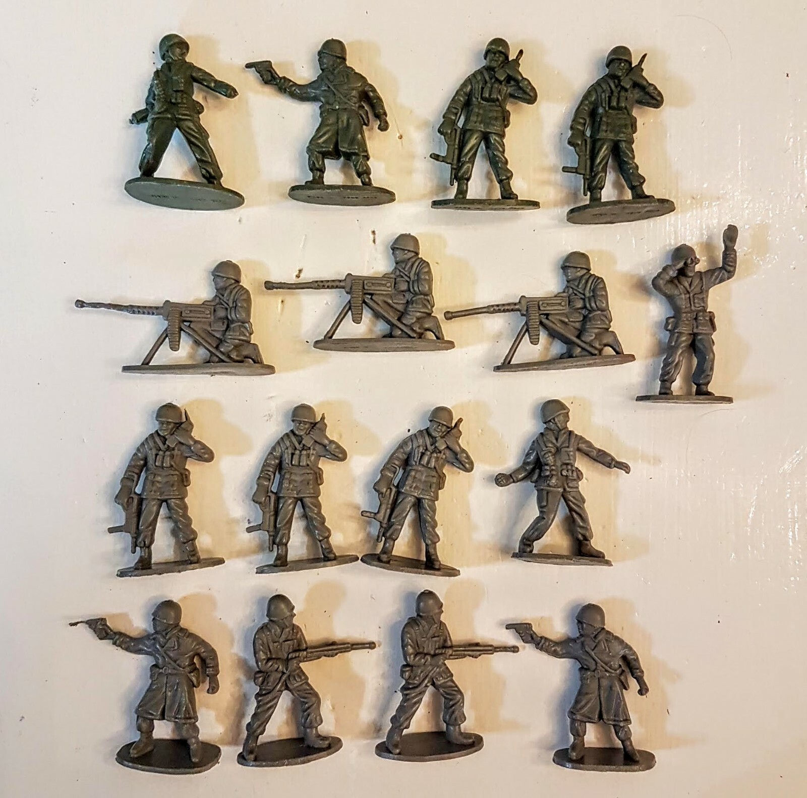 戦争グッズ　アーミー商品　骨董品　弾丸　コレクション　ミリタリー　歴史グッズ Military Army Men Action Figure Lot 16 Toy Soldiers Mini 2