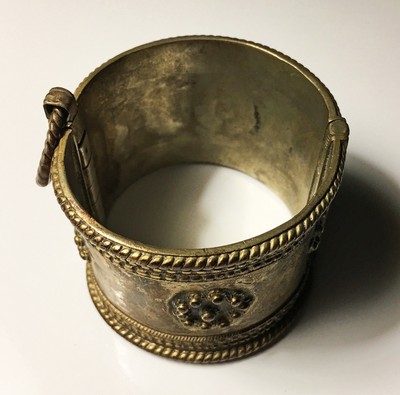 17th - 19th century – Locking hinged brass cuff bracelet