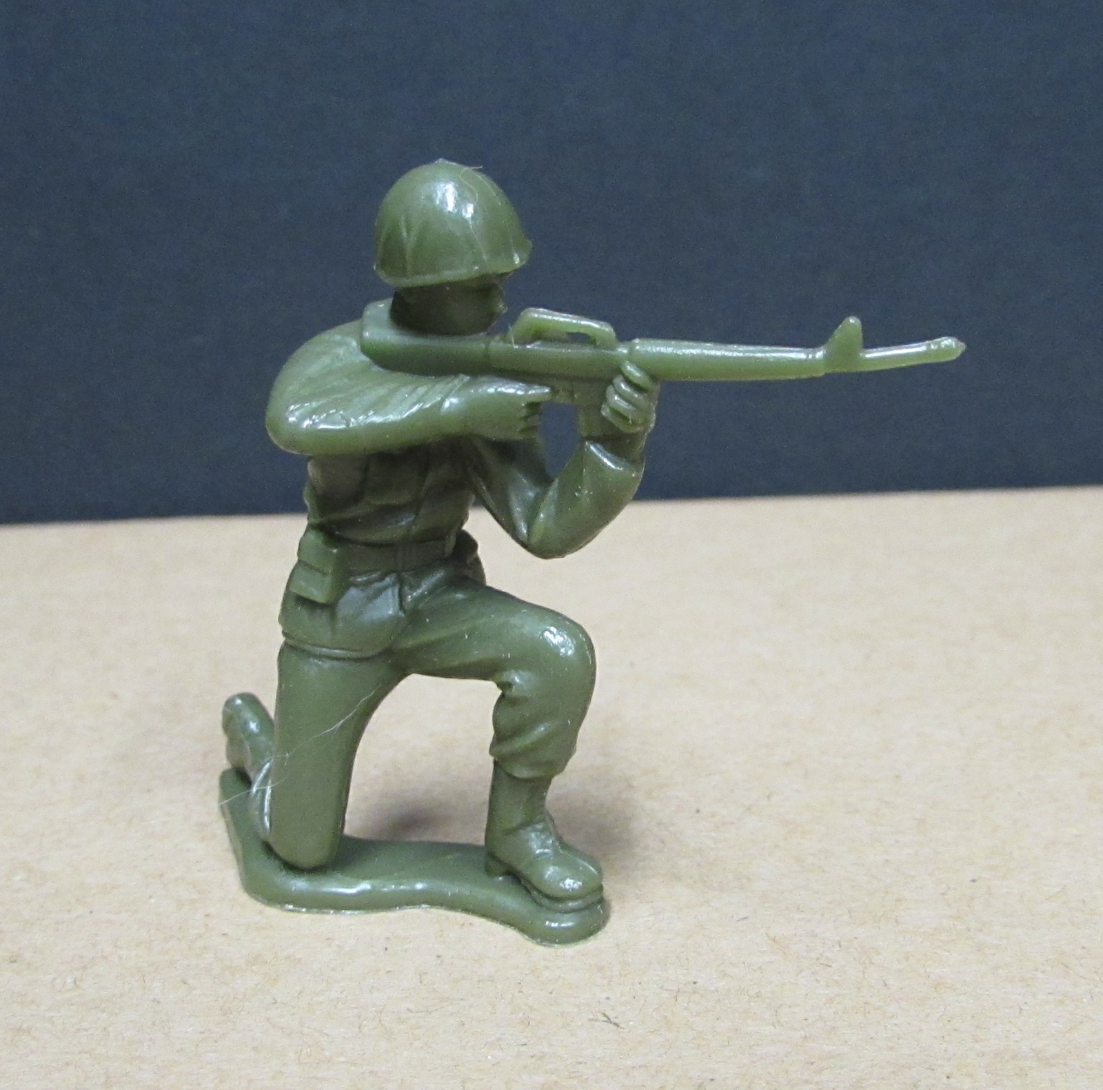 TimMee PLASTIC ARMY MEN Green vs Tan 100pc Toy Soldier Figures Made