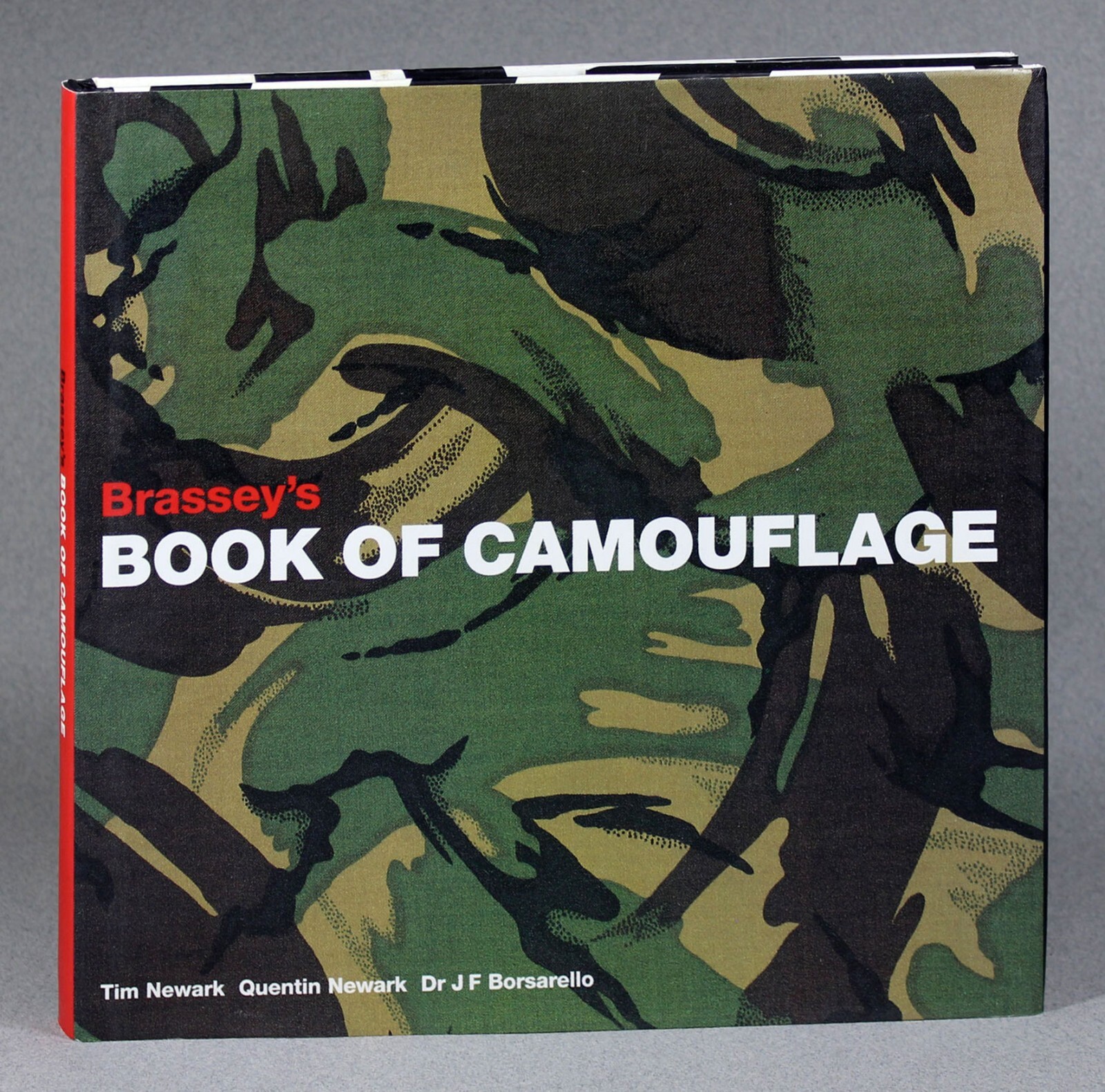 【希少】Brassey’s Book of Camouflage Brassey's Book Of Camouflage by Tim Newark HCDJ 1996