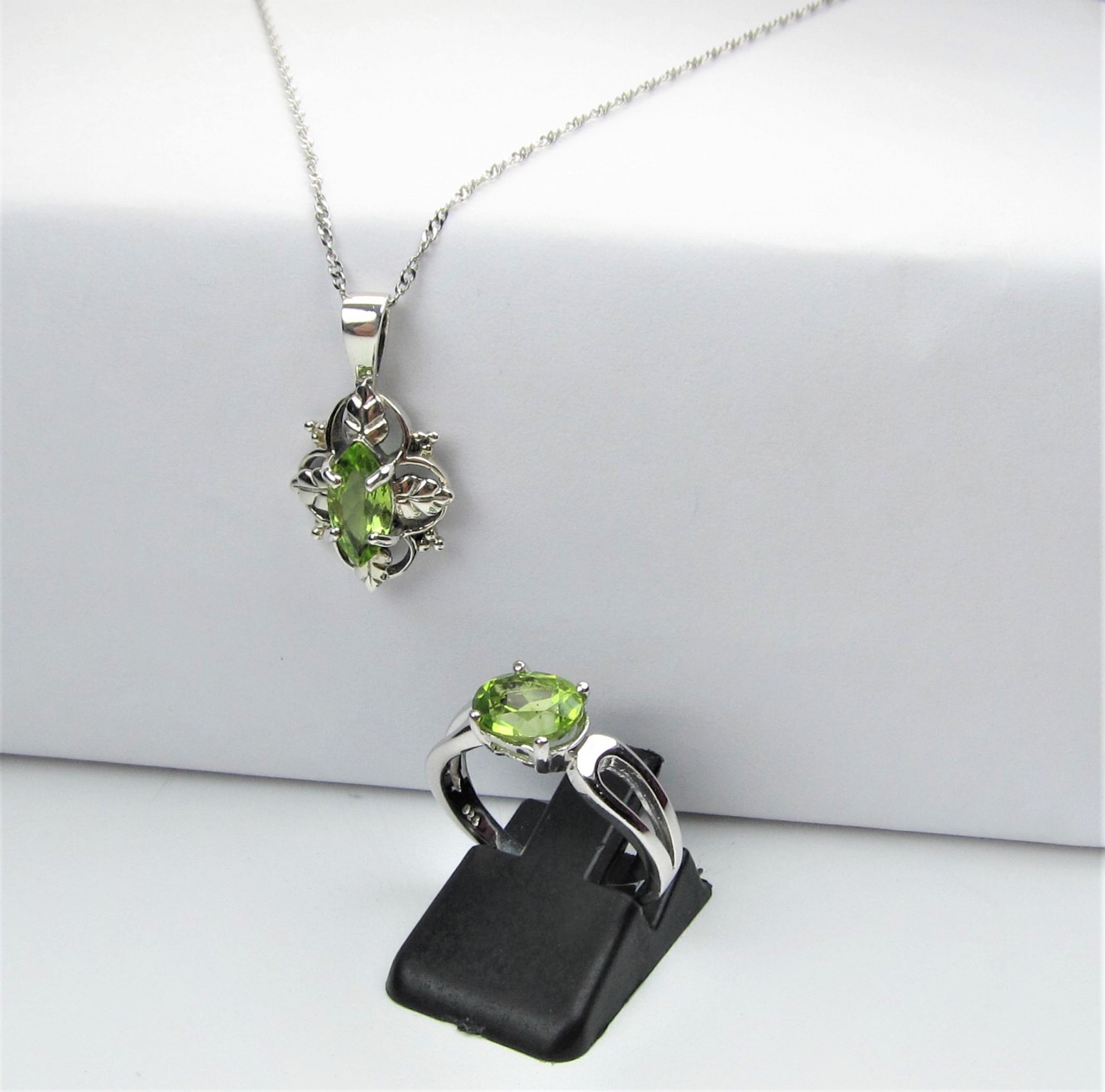 Natural 925 Sterling Silver Oval Shape Peridot Ring & Leaf Pendant