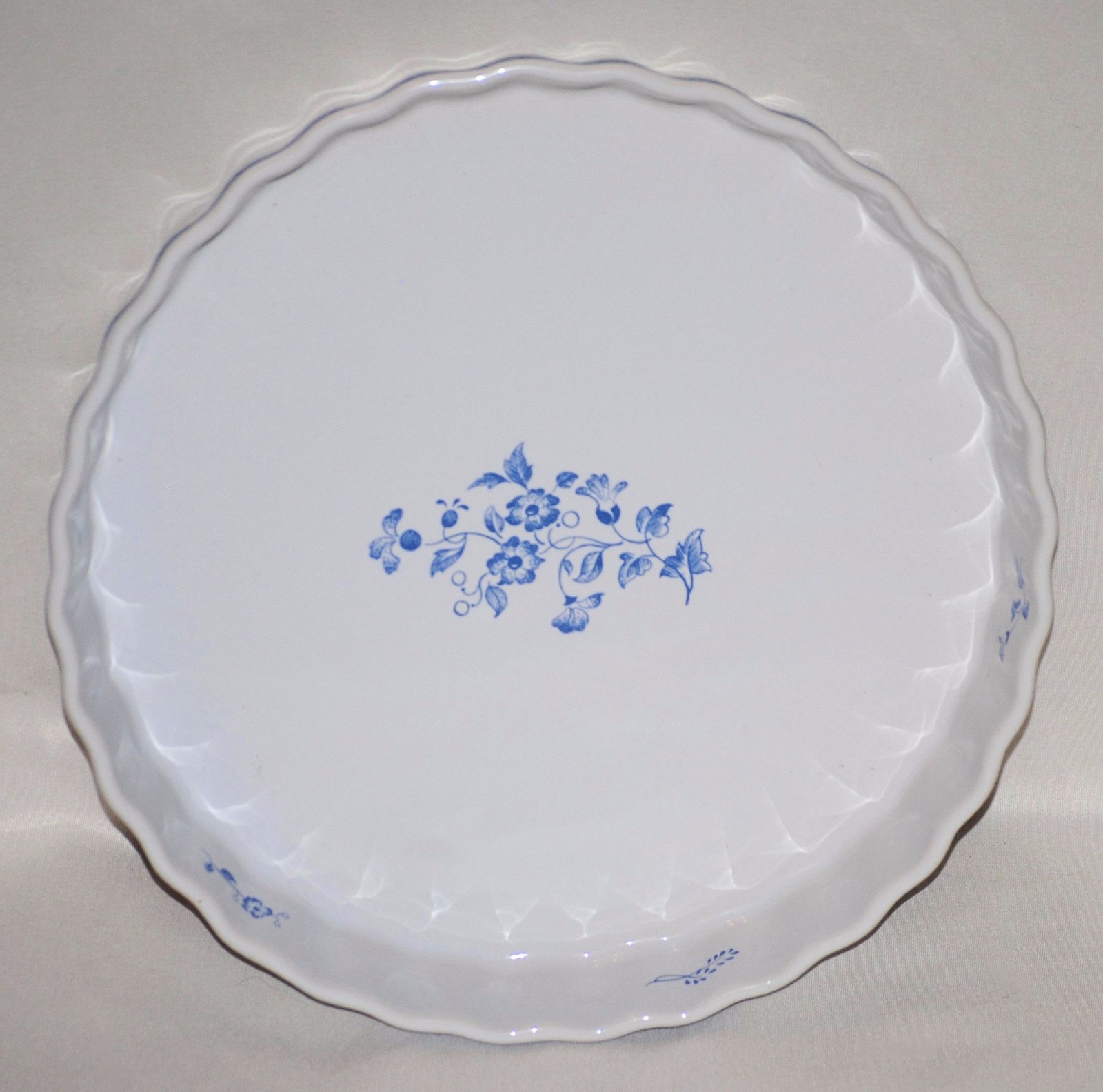 White & Blue floral Quiche Dish Pie Plate Lipped Pan Firklovern Apilanlehti