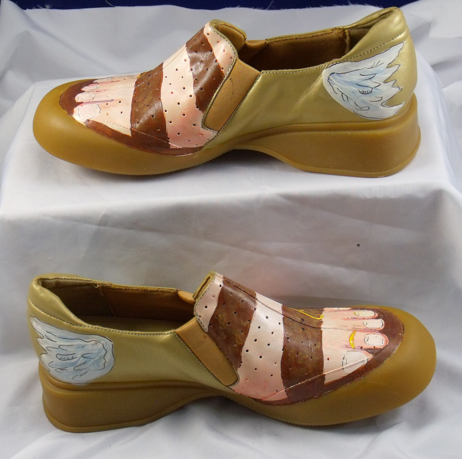TWO LIPS GOLD TONE HAND PAINTED LEATHER SHOES  SIZE 9