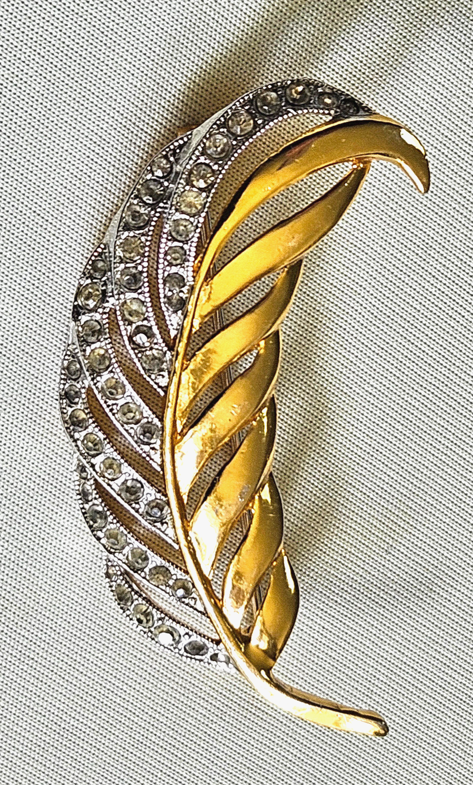 Gold Tone Feather Leaf Shape Rhinestone Vintage Brooch/Pin Gold Tone Feather Leaf Shape Rhinestone Vintage Brooch/Pin
