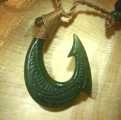35MM HAND-CARVED GREEN JADE JADEITE MAORI HEI-MATAU PUHORO FISH HOOK NECKLACE