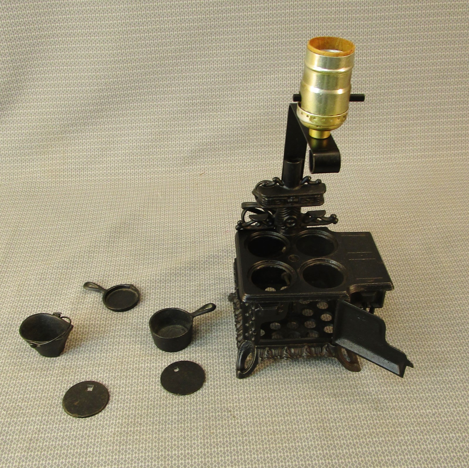 VTG MINI 'QUEEN' CAST IRON TOY WOOD COOK STOVE LAMP SALESMAN SAMPLE ACCESS WORKS