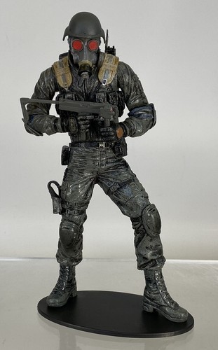 NECA Resident Evil 10th Anniversary Hunk 7” Figure Team