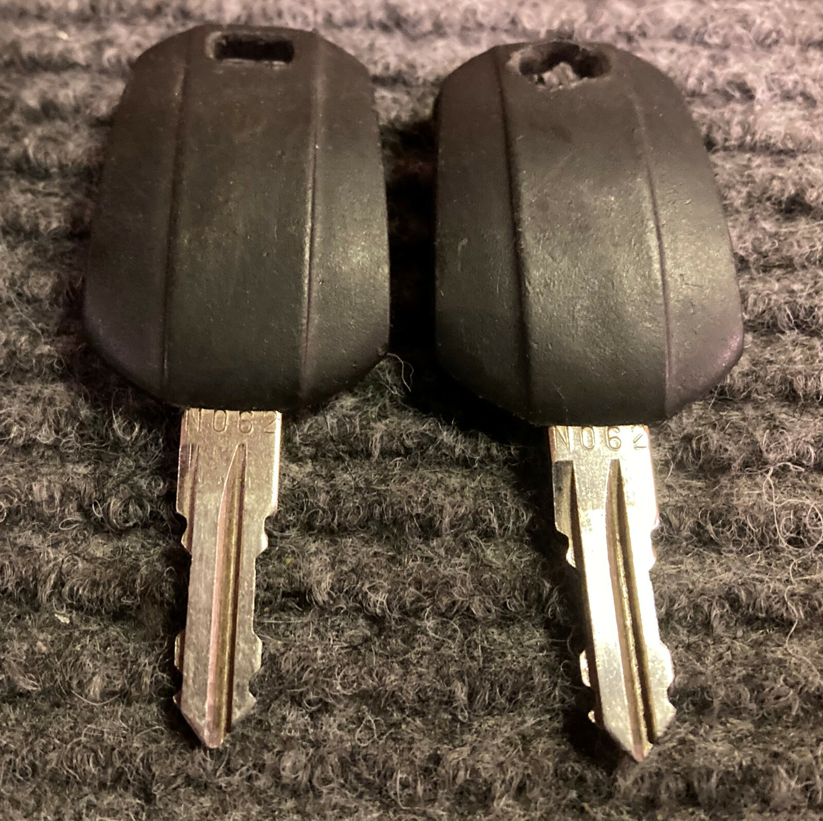 Thule Cargo Box Replacement Keys OEM CODE N062 Set of 2 Keys.のeBay公認海外
