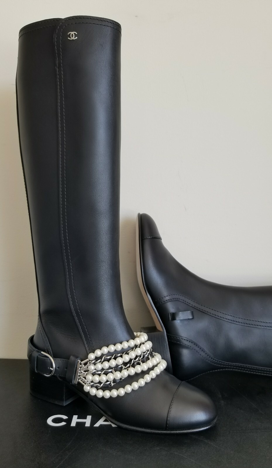CHANEL TREASURE CHEST RUNWAY RARE BLACK TALL PEARL CHAIN CHANEL TREASURE CHEST RUNWAY RARE BLACK TALL PEARL CHAIN