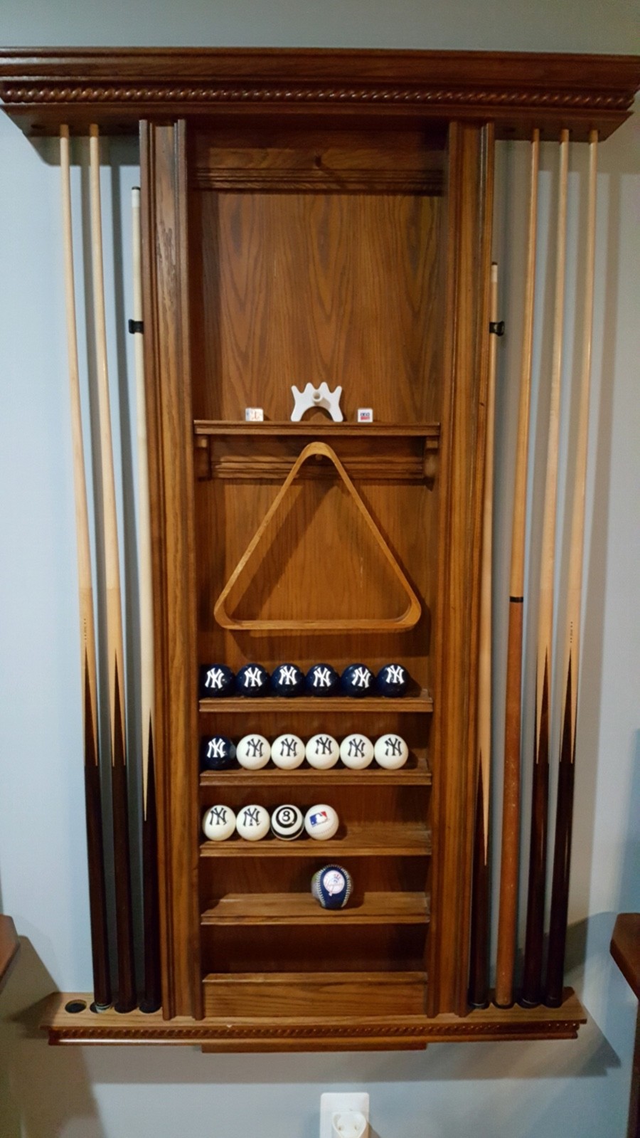 Billiard Table 8ft - Brown/Tan.  GREAT CONDITION!!!  All pictured INCLUDED!