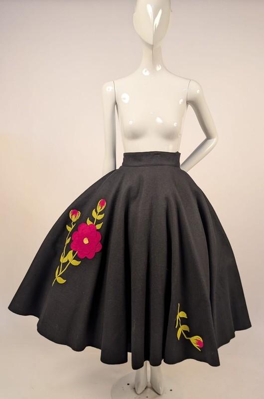 VINTAGE 1950'S FELT CIRCLE SKIRT W FLORAL APPIQUE DETAIL | eBay
