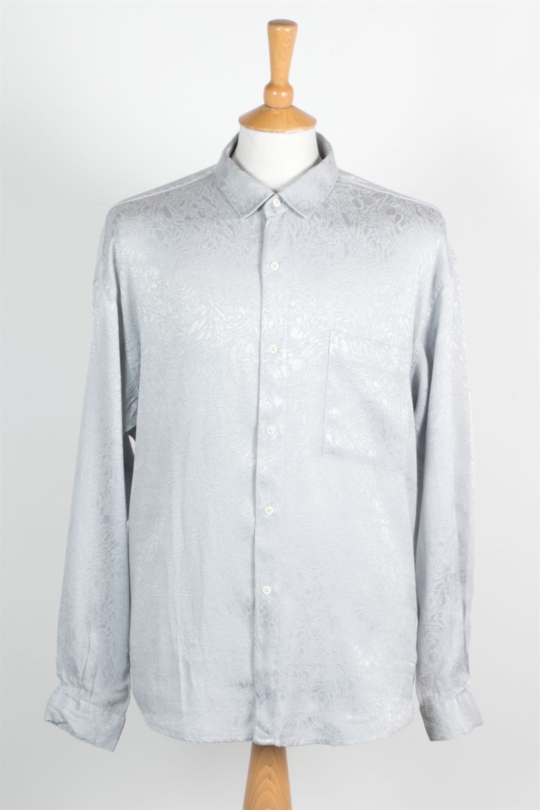 camisa plateada hombre