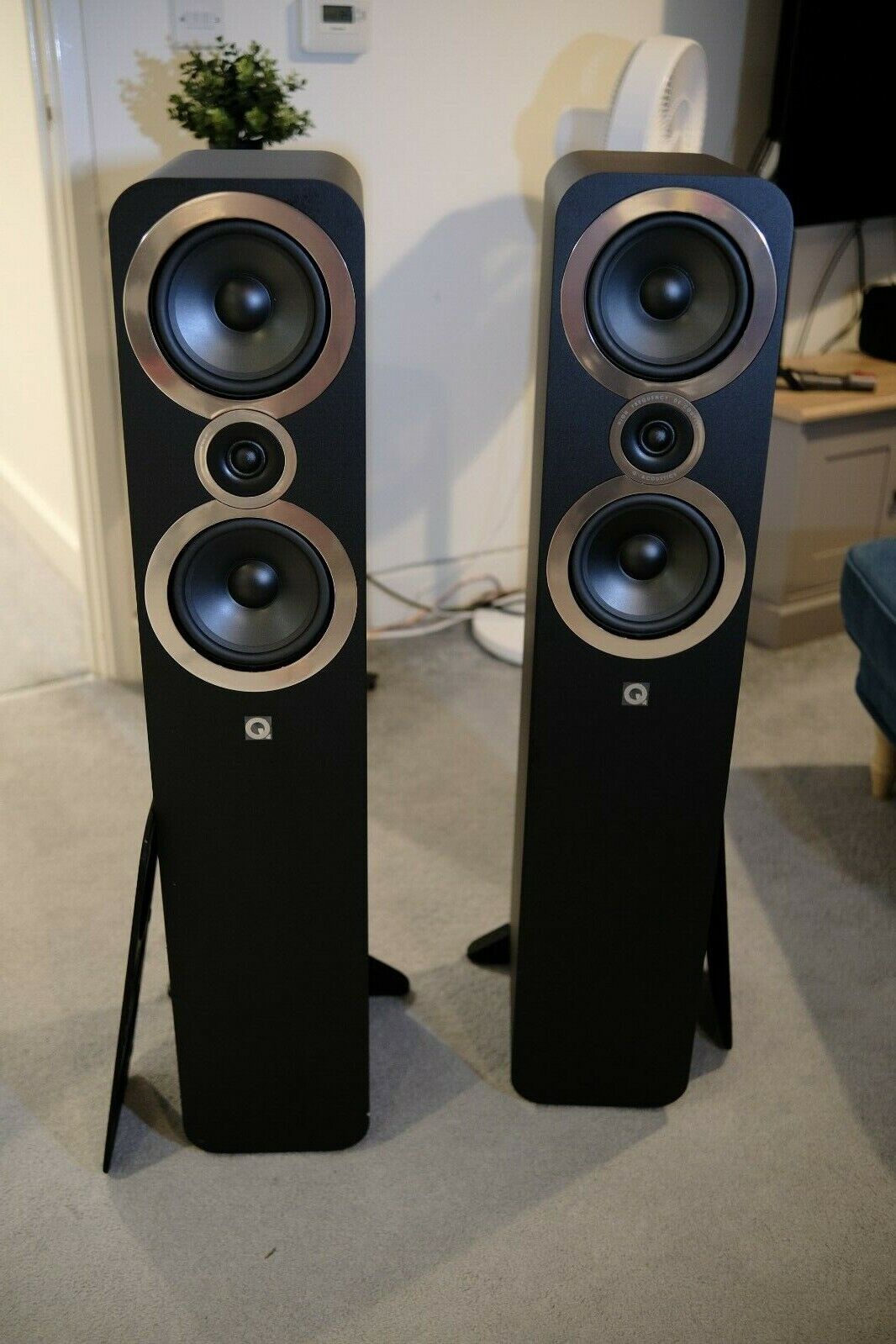 Q Acoustics 3050i Floorstanding Tower Speakers - Carbon Black