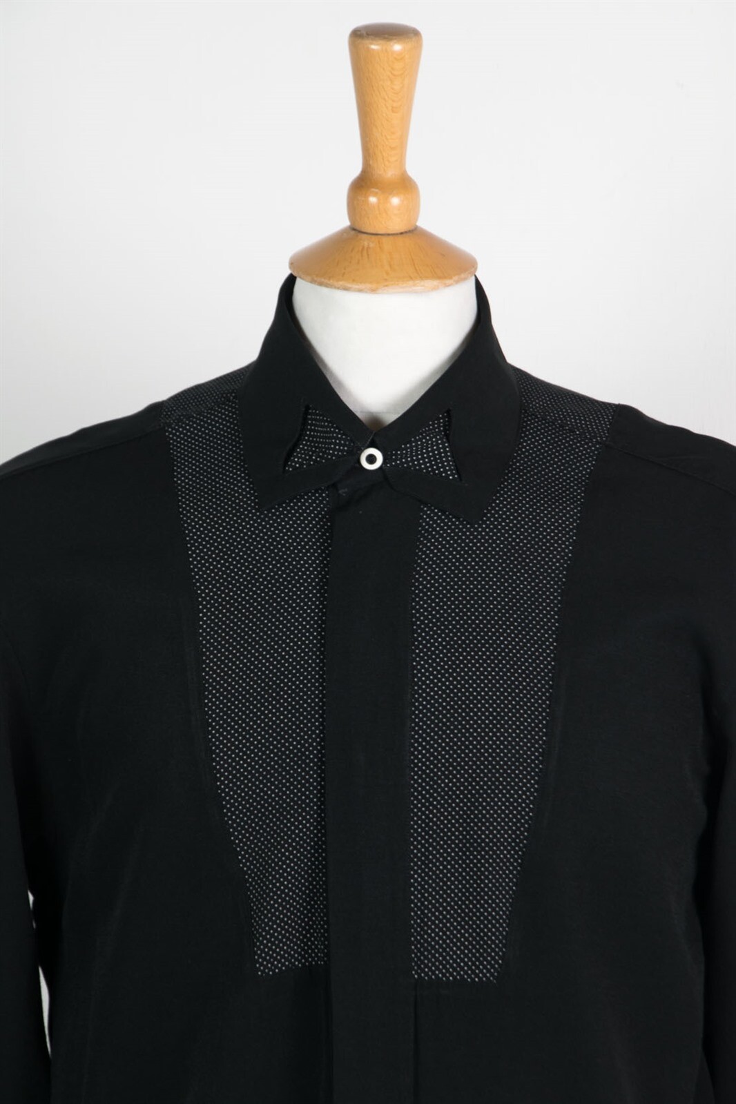 camiseta negra lunares blancos