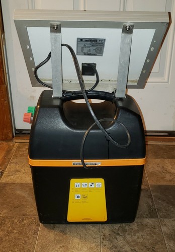 Gallagher B100 Portable Fence Energizer with 10w solar panel