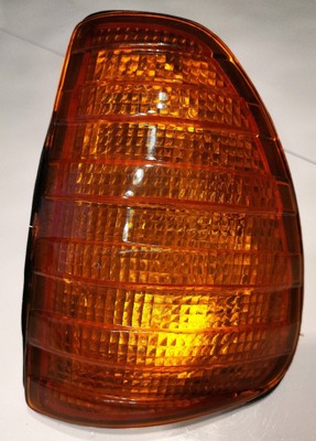 1//76-1//85 Blinker gelb rechts MERCEDES W123 sedan 200-280E