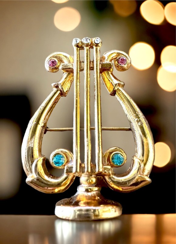 FABULOUS 1940'S SIGNED CORO GOLD-TONE FINISH RHINESTONE LYRE