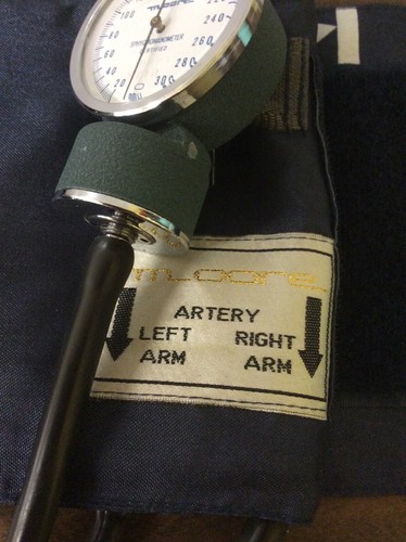 GENTLY USED TTLOORE ADULT SZ MANUAL BLOOD PRESSURE CUFF, SPYGMOMANOMETER & BULB